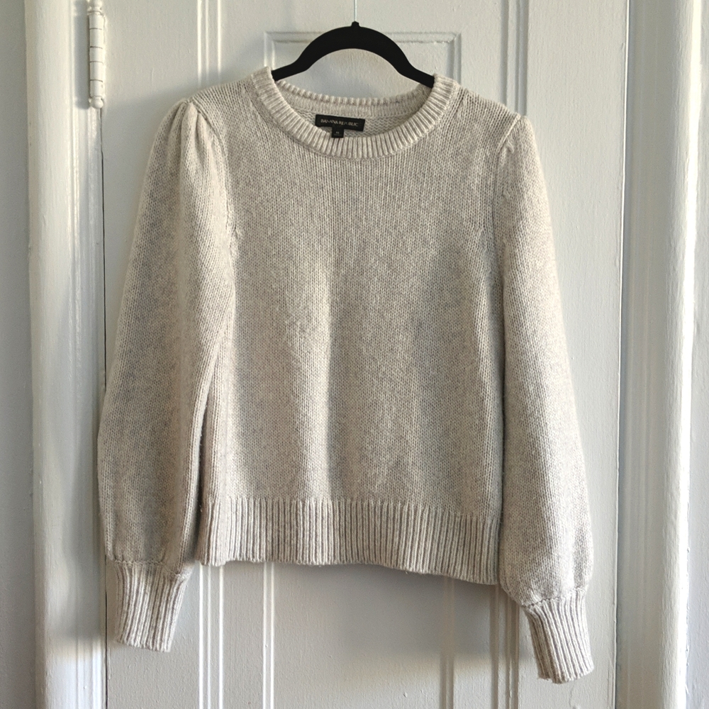 Banana Republic Crew Neck Light Grey/Off White Sweater Size M
